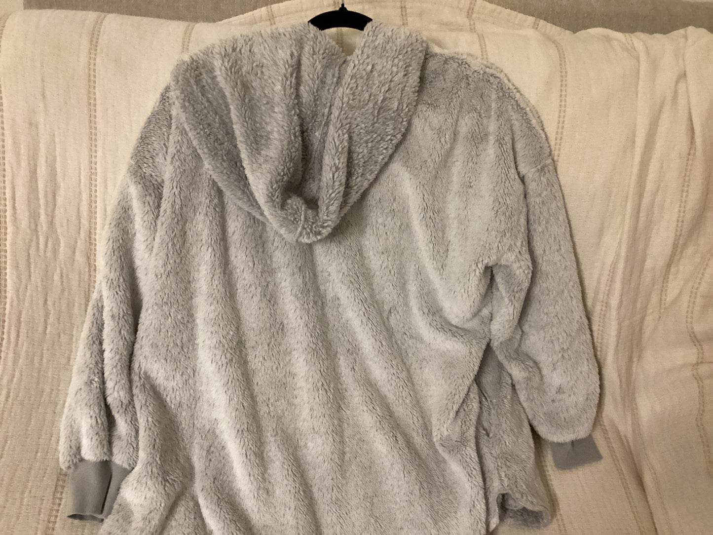 Joyspun fuzzy sweater (M)